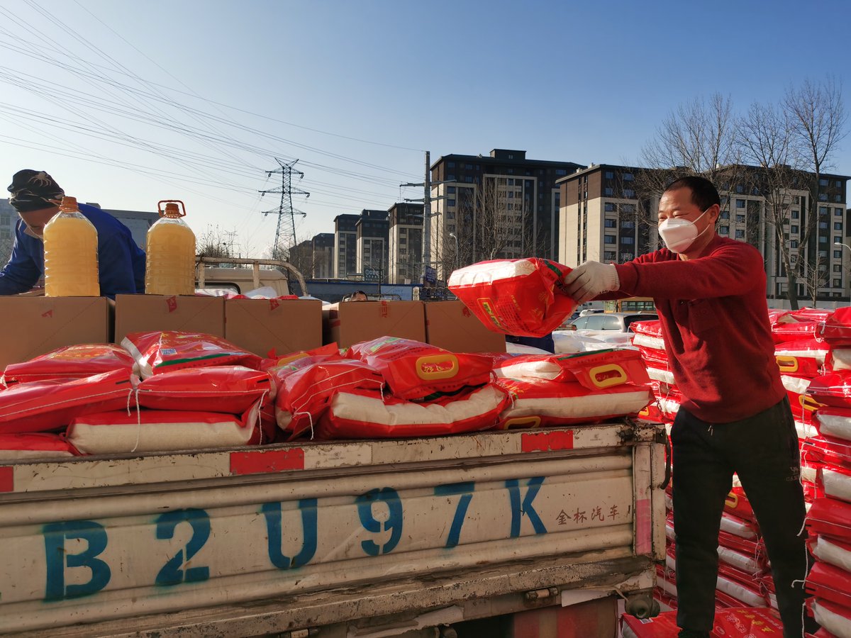EdenJonesps's tweet photo. [Estuve 2 días ayudando en el banco de alimentos local: organizamos 500 paquetes con alimentos no perecederos para familias necesarias. Voluntariado que llena el corazón y el estómago!]， https://t.co/E2inJni2WR
