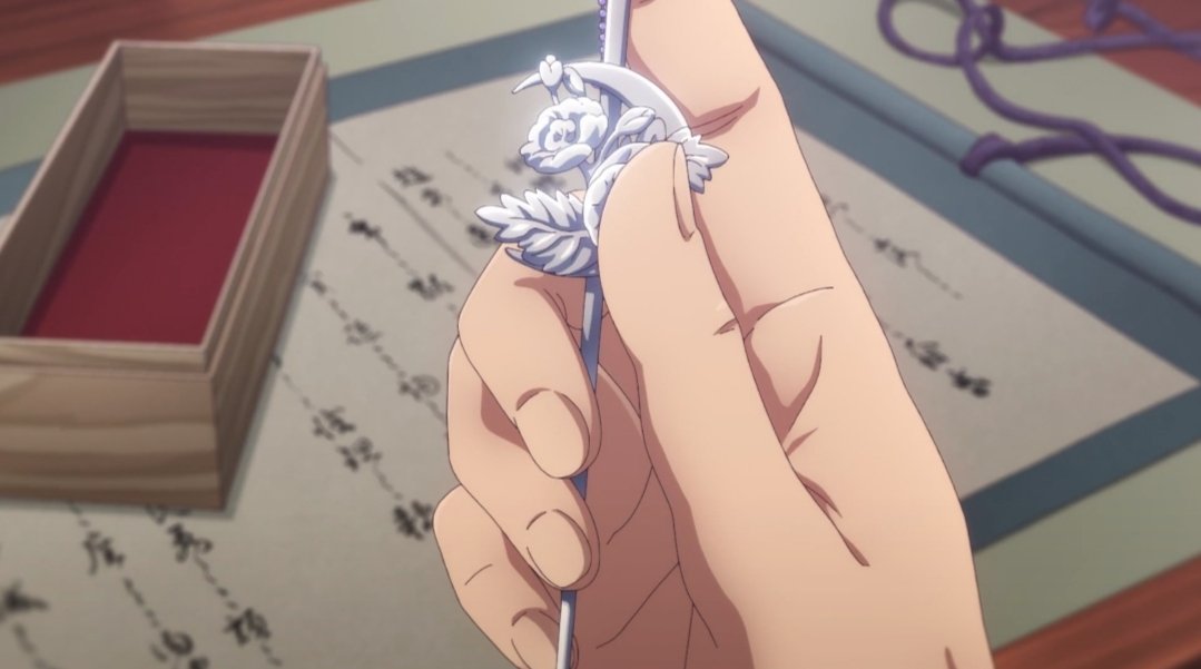 violetheart08's tweet photo. Another neat thing about the new poppies and moon hairpin in the Apothecary Diaries S3 ED is that while Jinshi's hand lovingly caresses the poppies on it, Maomao's stare lingers at the turned-up moon when she placed the hairpin on its box https://t.co/IvEjJ7aEqO
