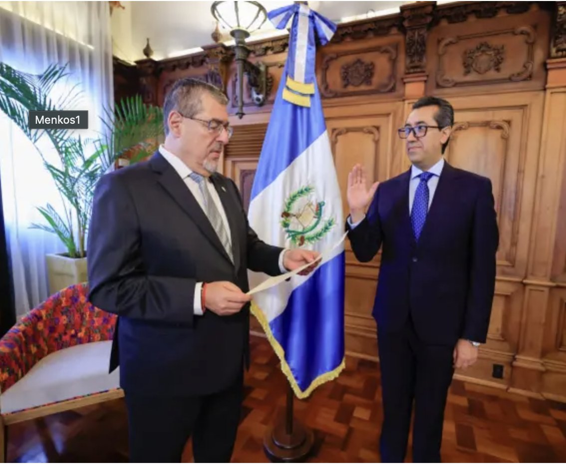 Sandra_JovelP's tweet photo. ¿Por qué @BArevalodeLeon decidió llevar una controversia jurídica y política hasta una de las instituciones que más estabilidad y confianza debe transmitir al país?

El nombramiento de @jmenkos en el @Banguat ya venía acompañado de cuestionamientos por su condición de diputado con permiso. Hoy la justicia deberá resolver.

El Ejecutivo asumió un riesgo que pudo evitar: colocar al @Banguat en medio de una controversia cuando su función exige precisamente lo contrario: independencia, estabilidad y decisiones técnicas alejadas de cualquier presión política.

@GuatemalaGob