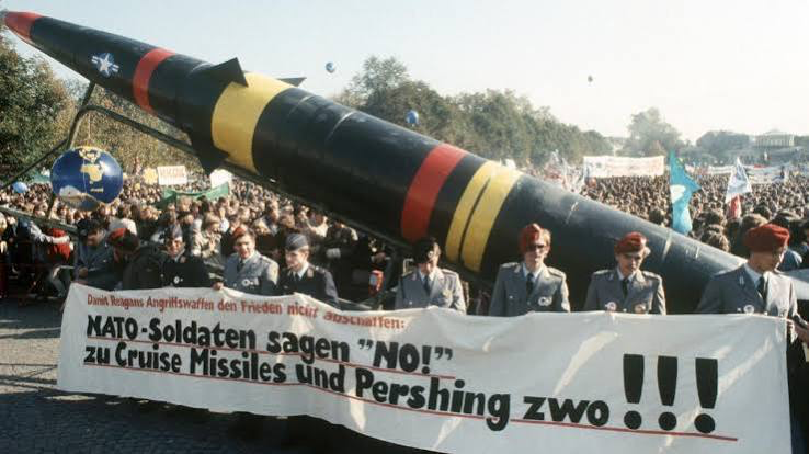 vonfolkwang's tweet photo. Die 80er - Petting statt Pershing
So war das in der Schule im NRW der 80er

Die gleiche politische und pädagogische Schicht, die uns in den 80ern in NRW im Geschichts- und Politikunterricht eingebläut hat, Krieg sei grundsätzlich keine Option, jede westliche Rakete ein Verbrechen und die Bundeswehr bestenfalls ein Problem, erklärt heute Aufrüstung, Waffenlieferungen und das Durchhalten bis zum „Sieg“ zur einzig anständigen Haltung. 

Hiroshima hing damals als absolute Mahnung über der Tafel. Heute wird über Reichweiten, Munitionsvorräte und die Frage diskutiert, wie viel weitere Eskalation noch vertretbar ist, ohne dass dieselben Stimmen von damals widersprechen.

Beim NATO-Doppelbeschluss galten Nachfragen zur sowjetischen Rüstung als störend. Heute gilt die Nachfrage, ob endlose Lieferungen und das Ausschließen von Verhandlungen den Krieg verkürzen oder verlängern, als verdächtig. 

Wehrdienstverweigerung wurde damals ausführlich und oft wohlwollend behandelt. Heute wird über eine Rückkehr der Wehrpflicht gesprochen, und wer Bedenken äußert, bekommt den Vorwurf, er habe aus der Geschichte nichts gelernt – ausgerechnet von Leuten, die damals jede Form von Abschreckung als Kriegstreiberei abgetan haben.

Damals war neben dem Frieden auch Wohlstand für alle ein großes Thema im Unterricht: 
soziale Sicherung, kurze Wege, eine Wirtschaft, die für die eigenen Leute da sein sollte. 
Heute fließt das Geld in die Ukraine und in die Rüstung, während hier die Preise steigen, die Infrastruktur bröckelt und die Aussichten für die eigene Bevölkerung schlechter werden. 

Die Friedenserziehung der 80er war einseitig: 
Abrüstung gut, westliche Verteidigung schlecht, der konkrete Gegner blieb blass. 
Die öffentliche Linie seit 2022 ist ebenfalls einseitig, nur mit umgekehrtem Vorzeichen. 
Krieg ist plötzlich wieder führbar, Kosten und Risiken werden heruntergespielt, und Abweichung wird moralisch abgestraft. 

Damals hieß das Aufklärung. Heute heißt es Haltung. Beides lässt wenig Raum für die einfache Frage, was die eigene Seite konkret erreichen will und zu welchem Preis – und was am Ende für uns übrig bleibt. 
Sieht nicht gut aus.......