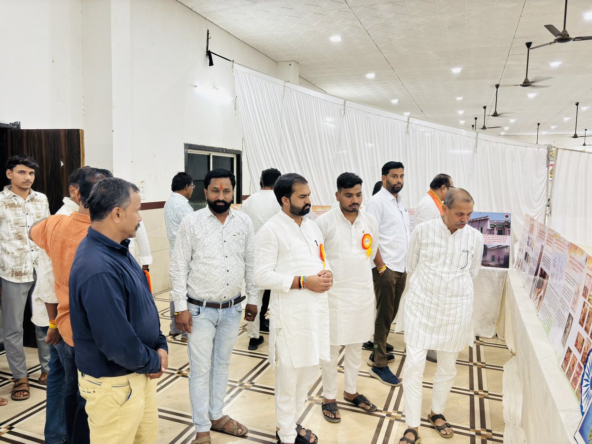 opsakhlecha's tweet photo. 🇮🇳 अखिल भारतीय विद्यार्थी परिषद्, मंदसौर विभाग के अभ्यास वर्ग में सहभागिता 🇮🇳

आज ABVP मंदसौर विभाग के अभ्यास वर्ग में उपस्थित होकर युवा कार्यकर्ताओं के साथ संवाद एवं विचार-विमर्श करने का अवसर प्राप्त हुआ। युवाओं की ऊर्जा, अनुशासन और राष्ट्रहित के प्रति समर्पण सदैव प्रेरणादायी है।

जनप्रतिनिधि के रूप में युवाओं की भूमिका, शिक्षा, सामाजिक दायित्व एवं राष्ट्र निर्माण से जुड़े विषयों पर सार्थक संवाद हुआ।

युवा शक्ति ही विकसित और सशक्त भारत की आधारशिला है।
संगठन से संस्कार, संस्कार से सेवा और सेवा से राष्ट्र निर्माण की यात्रा निरंतर जारी रहे। 🇮🇳

#ABVP #मंदसौरविभाग #अभ्यासवर्ग #युवा_शक्ति #राष्ट्रनिर्माण #जनसेवा