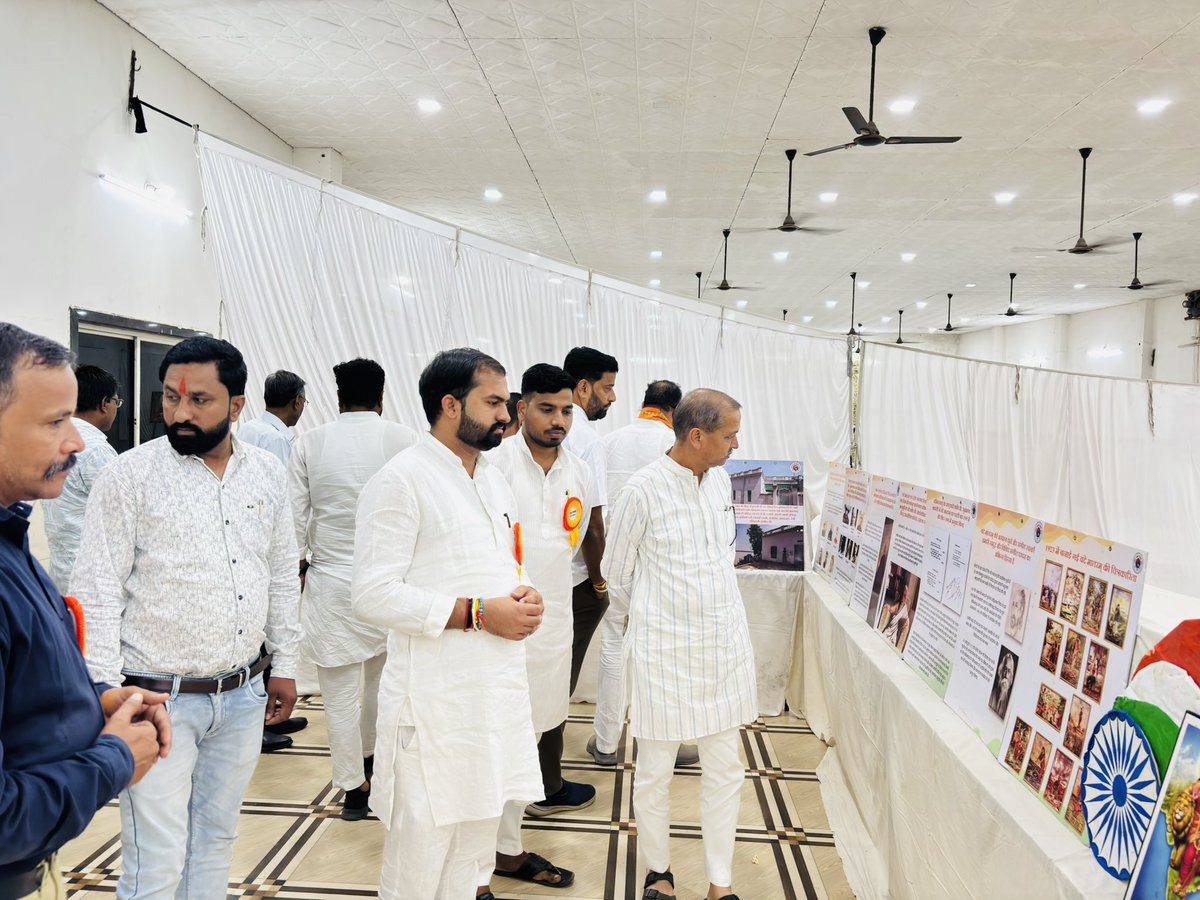 opsakhlecha's tweet photo. 🇮🇳 अखिल भारतीय विद्यार्थी परिषद्, मंदसौर विभाग के अभ्यास वर्ग में सहभागिता 🇮🇳

आज ABVP मंदसौर विभाग के अभ्यास वर्ग में उपस्थित होकर युवा कार्यकर्ताओं के साथ संवाद एवं विचार-विमर्श करने का अवसर प्राप्त हुआ। युवाओं की ऊर्जा, अनुशासन और राष्ट्रहित के प्रति समर्पण सदैव प्रेरणादायी है।

जनप्रतिनिधि के रूप में युवाओं की भूमिका, शिक्षा, सामाजिक दायित्व एवं राष्ट्र निर्माण से जुड़े विषयों पर सार्थक संवाद हुआ।

युवा शक्ति ही विकसित और सशक्त भारत की आधारशिला है।
संगठन से संस्कार, संस्कार से सेवा और सेवा से राष्ट्र निर्माण की यात्रा निरंतर जारी रहे। 🇮🇳

#ABVP #मंदसौरविभाग #अभ्यासवर्ग #युवा_शक्ति #राष्ट्रनिर्माण #जनसेवा
