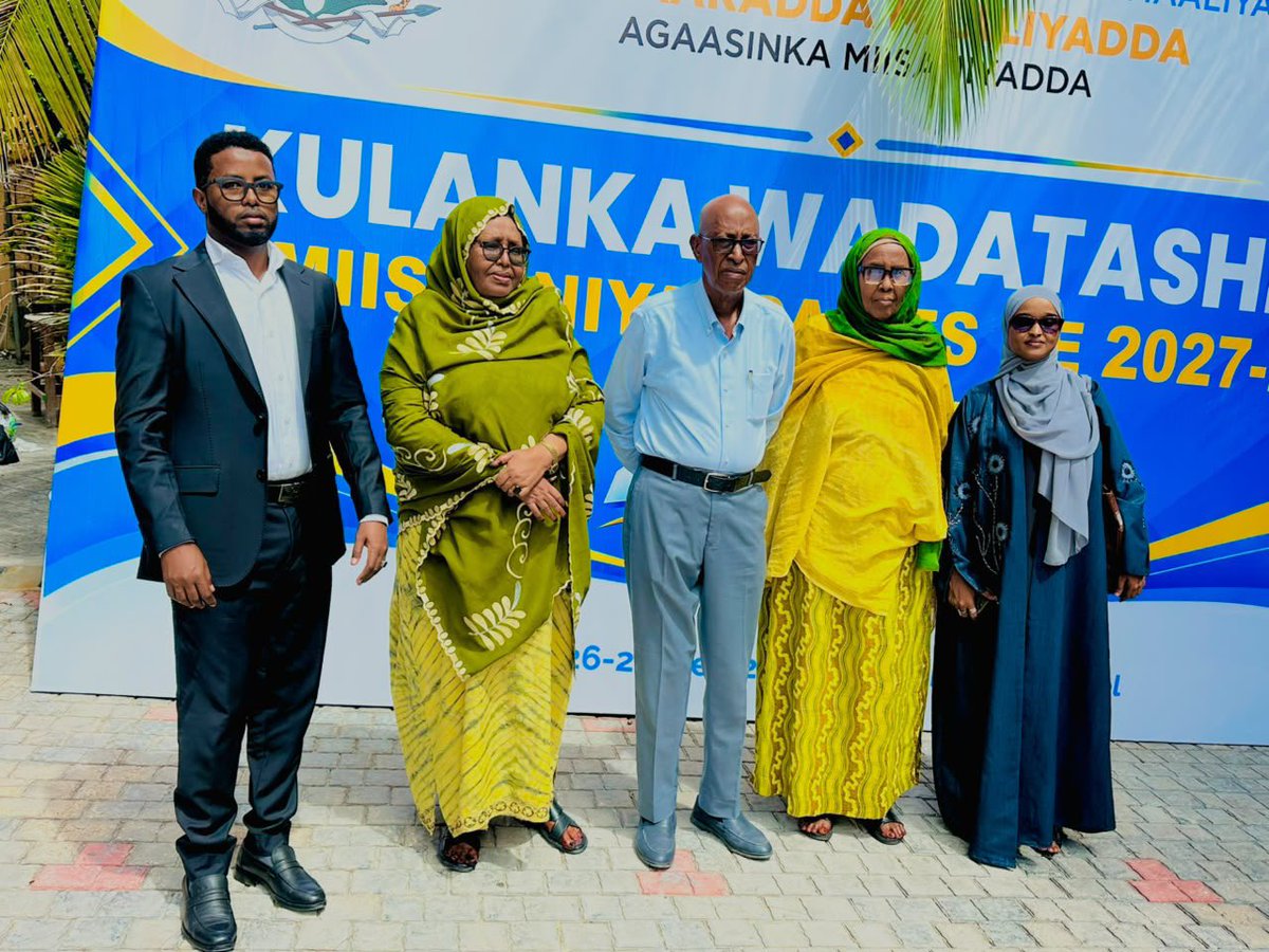 somalipubagenda's tweet photo. Agaasimaha @SPAPolicyLab ee Somali Public Agenda, @FarhiaMohamuud, ayaa ka qeyb gashay kulan la-tashi ah oo Wasaaradda Maaliyadda XFS ay la yeelatay ururrada bulshada rayidka ah, kaas oo looga hadlay miisaaniyadda dowladda ee sanadka 2027.

Kulanka ayaa fursad u ahaa ururrada bulshada rayidka ah inay la wadaagaan Wasaaradda aragtiyahooda, talooyinkooda iyo mudnaanta ay muhiimka u arkaan in lagu tixgeliyo diyaarinta miisaaniyadda 2027.

Ka-qaybgalka bulshada rayidka ah ee geeddi-socodka miisaaniyadda ayaa muhiim u ah kor u qaadista isla-xisaabtanka, hufnaanta iyo in miisaaniyaddu si wanaagsan uga tarjunto baahiyaha iyo mudnaanta bulshada.