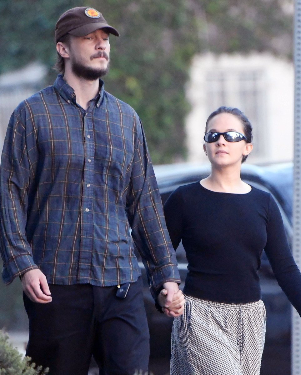 deuxmoiworld's tweet photo. DEUXMOI EXCLUSIVE 📸…Drew Starkey and Cailee Spaeny confirm romance with hand-in-hand LA sighting 📸TheImageDirect https://t.co/sqwWH9YCzH