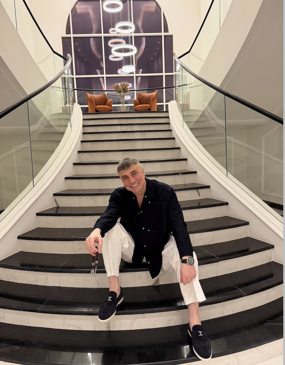 kdktyson's tweet photo. Yıllar,  Reis Sedat Peker ‘den sadece
gençliğini aldı ama karşılığında hiçbir gücün önünde eğilmeyecek, hiçbir menfaat uğruna boyun eğmeyecek çelik gibi bir karakter bıraktı.
Gençlik gitti, yıllar geçti ama duruş değişmedi.
Çünkü bazı adamlar zamana yenilir, bazılarıysa bedel ödeyerek karakterini tarihe kazır.
Takas kabul edilmiştir.