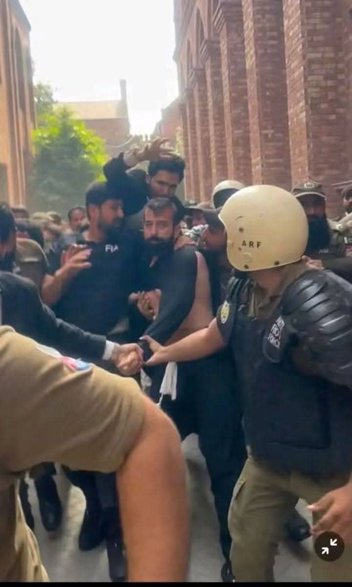 TariqRa42429072's tweet photo. یہ CCD کا SHO ہے، جس نے وردی کے نشے میں کئی بے گناہ عام شہریوں کو قتل کیا اور 1 وکیل صاحب کے بھائی کو بھی ناحق قتل کیا ، اور آج ہائیکورٹ سے اس کی اور اس کے ساتھیوں کی ضمانت خارج ہو گئی۔
اختیار اور وردی ہمیشہ قائم نہیں رہتے؛ انسان کو اپنی اوقات نہیں بھولنی چاہئیں۔ https://t.co/QLhy9YQN3E