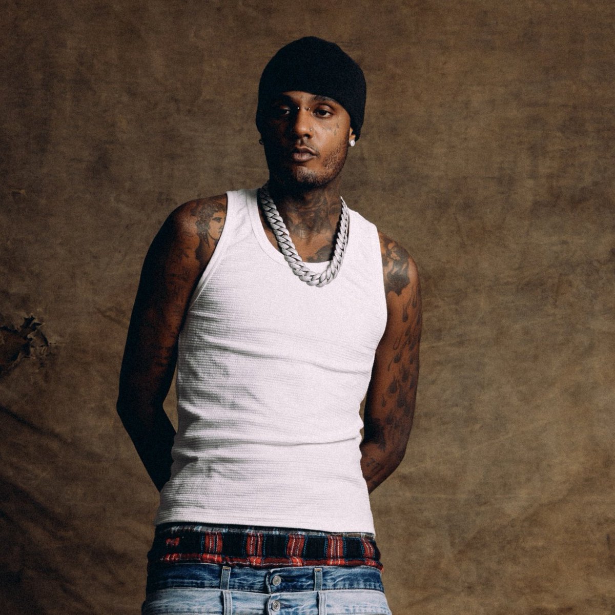 RapMais's tweet photo. 🚨 MÃE DO FILHO DE DEREK AFIRMA QUE RAPPER TEM MAIS DE R$ 300 MIL EM DÉBITOS DE PENSÃO E QUE VIU FILHO APENAS 1 VEZ EM 1 ANO.

Gabrielle Ximenes publicou uma série de stories sobre a relação do rapper com Rakim e afirmou que as contas de Derek estão bloqueadas pela Justiça. As declarações vieram após Emilly, atual namorada do artista, defendê-lo nas redes sociais.

“POR QUE AS CONTAS DELE ESTÃO BLOQUEADAS PELA JUSTIÇA HÁ MAIS DE ANO? POR QUE É QUE OS DÉBITOS DA PENSÃO DELE, RETROATIVAS, JÁ PASSAM DOS 300 MIL REAIS?”