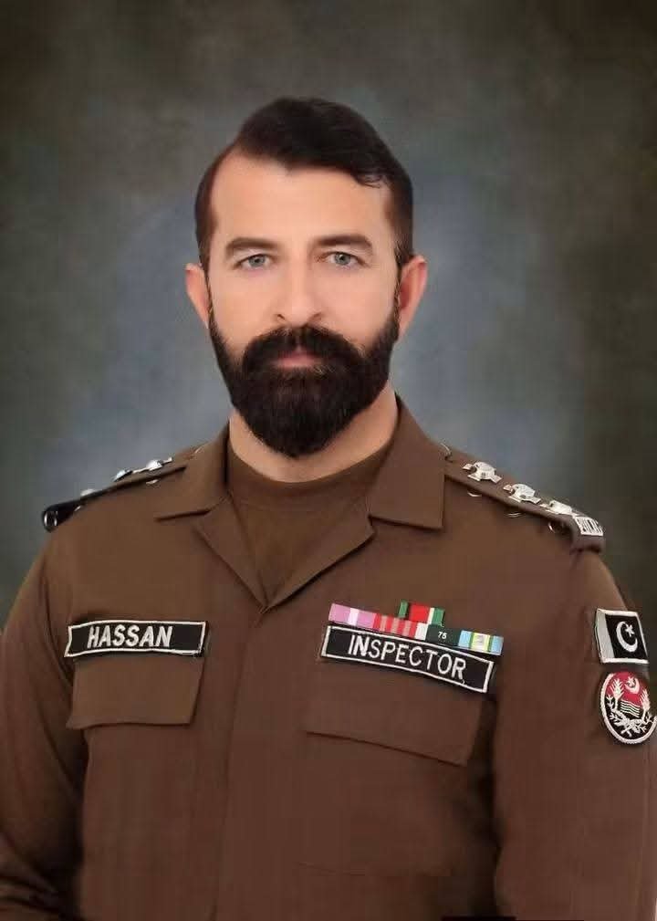 TariqRa42429072's tweet photo. یہ CCD کا SHO ہے، جس نے وردی کے نشے میں کئی بے گناہ عام شہریوں کو قتل کیا اور 1 وکیل صاحب کے بھائی کو بھی ناحق قتل کیا ، اور آج ہائیکورٹ سے اس کی اور اس کے ساتھیوں کی ضمانت خارج ہو گئی۔
اختیار اور وردی ہمیشہ قائم نہیں رہتے؛ انسان کو اپنی اوقات نہیں بھولنی چاہئیں۔ https://t.co/QLhy9YQN3E