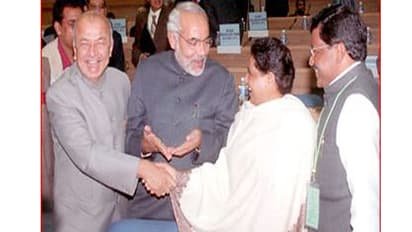 ChandanAzadAsp's tweet photo. बहन जी के आरोप में दम नहीं जो चंद्रशेखर भाई पर लगाया हैं 

मगर यह फोटो साबित करता हैं बीजेपी के साथ सरकार बनाई

बीजेपी के लिए चुनाव प्रचार किया 

बहन जी जिसको गिराने की कोशिश कर रही हो वह बहुत मजबूत हो चुका हैं उसको अब नहीं गिराया जा सकता! 
@Mayawati 
@BhimArmyChief https://t.co/OAelJdDv59