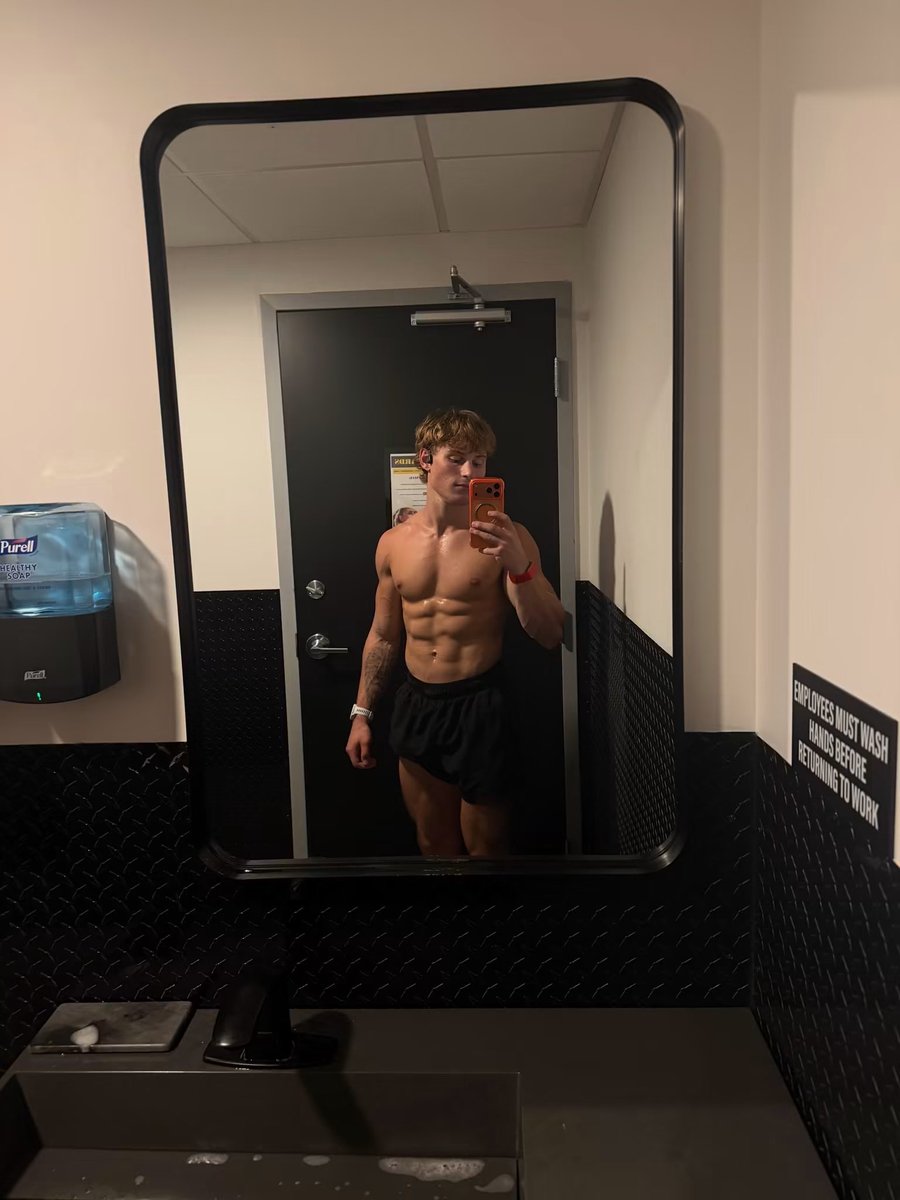 MikeHockeyJock's tweet photo. This makes your locked clit leak doesn’t it 🤑 https://t.co/McOYyRHZ9g