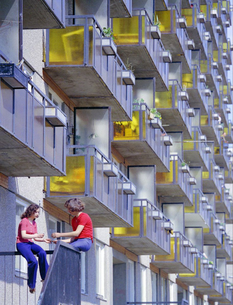 eastblocvisuals's tweet photo. New apartment block in Budapest, 1970s. https://t.co/GSAuLzPP79