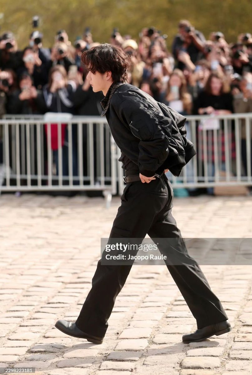 supervanilla85's tweet photo. getty รอบนี้เครดิตใหม่เยอะมาก บิดาแห่งชาติสุด ไม่จม ไม่หาย ไม่ตายค่ะ พ่อจะอยู่ด้วยใบหน้าคมสันบาดใจตลอดปัย https://t.co/UlZP0RI1e8