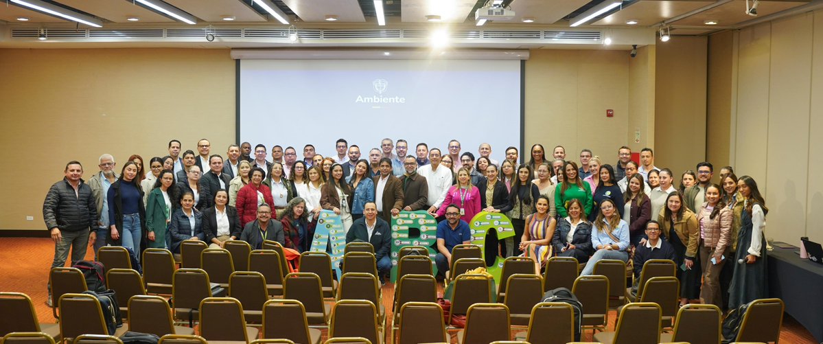 MinAmbienteCo's tweet photo. 🌿 ¡Iniciamos el tercer día del Encuentro SINA: Construyendo la #PatriaMilagro!

Después de dos jornadas de diálogo y trabajo conjunto, el @MinAmbienteCo, las 33 Corporaciones Autónomas Regionales y de Desarrollo Sostenible, @ASOCARS y las entidades del Sistema Nacional Ambiental continúan construyendo una hoja de ruta común para fortalecer la gestión ambiental desde los territorios.

Avanzamos en la articulación de propuestas y acciones alrededor de la #AgendaABC: Agua, Biodiversidad y Comunidades, poniendo en el centro las necesidades, experiencias y oportunidades de cada región.

Seguimos fortaleciendo un SINA que trabaja como sistema, conecta capacidades y convierte los acuerdos en acciones para los territorios.
