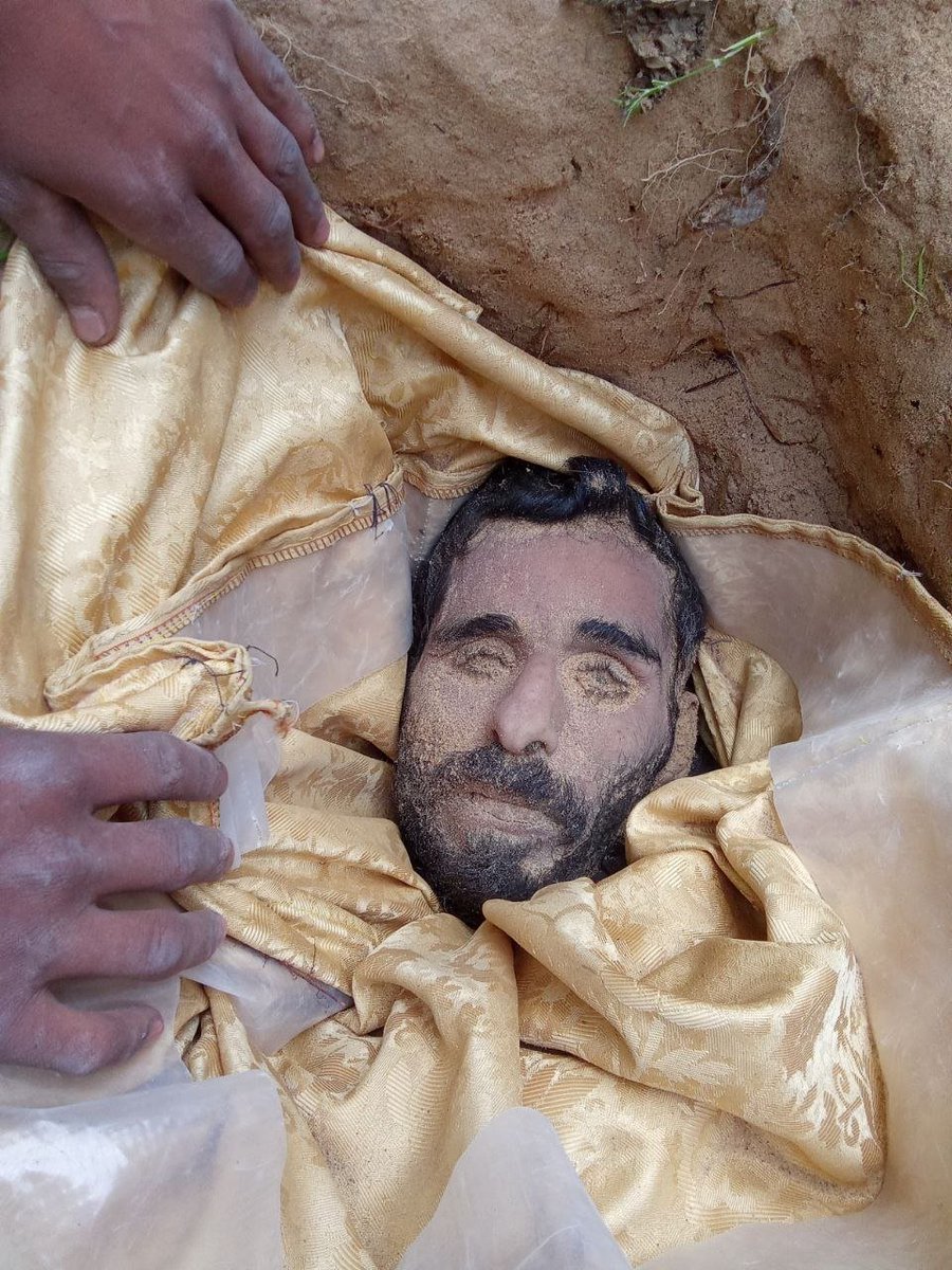 islamasalya88's tweet photo. “Allah yolunda öldürülenlere ‘ölüler’ demeyin. Bilakis onlar diridirler; fakat siz farkında değilsiniz.”
Bakara Suresi, 154. ayet

2024 yılında şehit oldu. 2026 yılında kabri açıldığında naaşını olduğu gibi buldular.

Şehit Ahmed Nail Ebu Sultan.
Allah rahmet eylesin 
📷📍 Gazze https://t.co/LYTd9d2KeF
