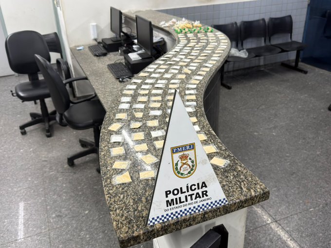 HeloBongiovani's tweet photo. Policiais do #8BPM apreenderam 167 pinos de cocaína e 68 pedras de crack durante uma ação em Campos dos Goytacazes.
https://t.co/9botaKMAUV https://t.co/8egaUg4MyS