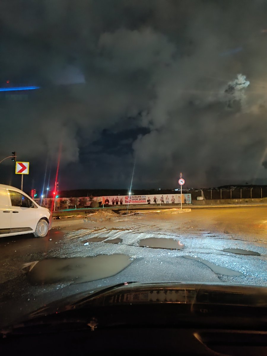 sukrussaracoglu's tweet photo. Burasıda Sultangazi çukurlar biraz daha büyüse yüzme havuzuna dönecek buraları 4 defa yıkıp yaptılar asfalt döküp yapıyorlar ne hikmetse 2 hafta sonra tekrar söküyorlar arabalar geçemiyor çukurlardan arabalarn alt tarafları mahvoldu @sultangazibeled 
#EhliyetMağdurları https://t.co/GrUkmYemEA