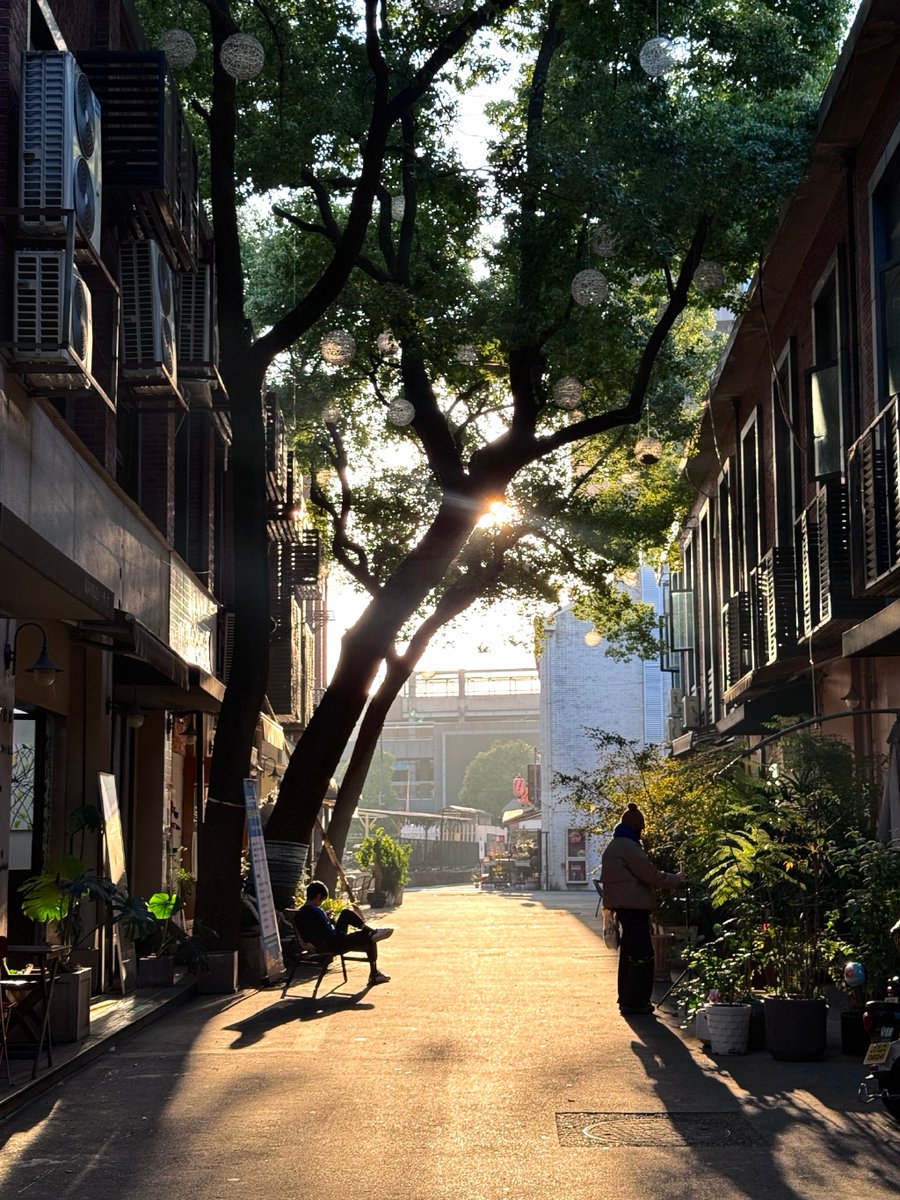 EllieHarbomktr's tweet photo. @ciudad 街角的阳光碎在旧墙和行人的笑里，今天的城市是暖色调的小惊喜 https://t.co/mBiTo2auRH