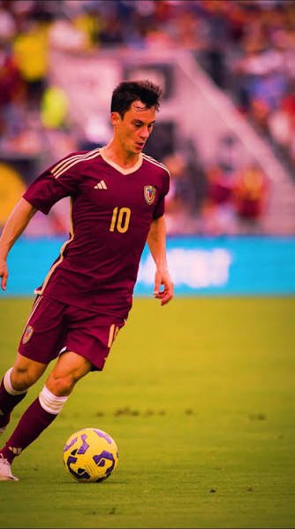 desdemitribuna9's tweet photo. Sí vizcarrondo es inteligente le va a dar espacio a este chamo en la selección... Es el único que tiene pase gol y puede romper líneas.. https://t.co/tdpFllsLYU