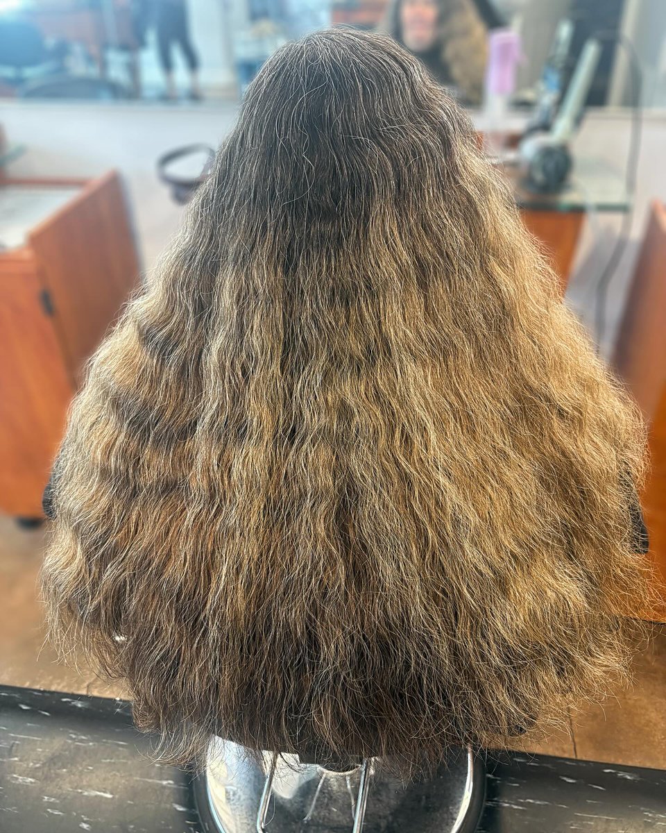 Drew9400's tweet photo. Happy Tuesday, friends! Iveliz created this stunning transformation with a major 5–6 inch cut, face-framing layers for movement, and partial highlights that make the blonde truly pop. https://t.co/Ut7s77cHdE