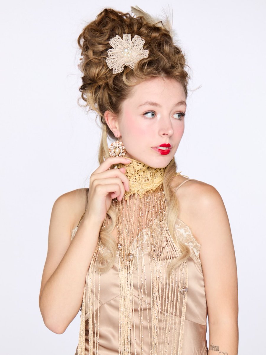yhJJamie9's tweet photo. 13. 09. 25

Photographer: @jfaulkner_photo 
Hair: @bliss_sustainablesalon 
Concept: @sirenhairart 
Event: @salon_int 
Makeup: Me 
Hair accessories: @thebaytreeflorals 
Dress: @vinted https://t.co/aC8DLtLIyS