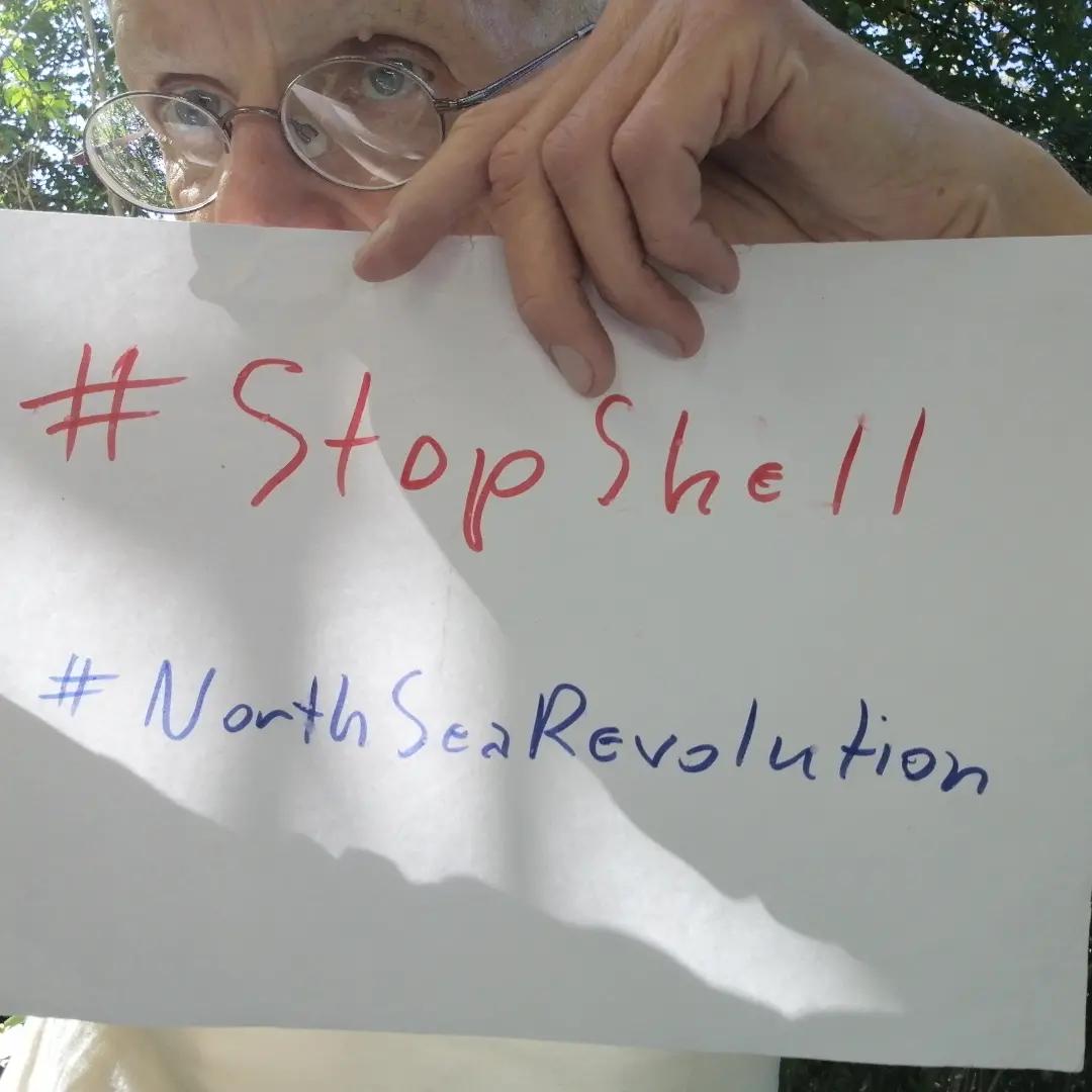 stamberg_e96884's tweet photo. Hi
@KaoHua3 ,
I stand with you to #StopShell!
I nominate every person under this tweet.
It's URGENT:
@shell
plans to leave parts of old oil platform with 11,000 tonnes of oil and toxicwaste in the #NorthSea.
@Greenpeace https://t.co/FZ3YXl8A4I