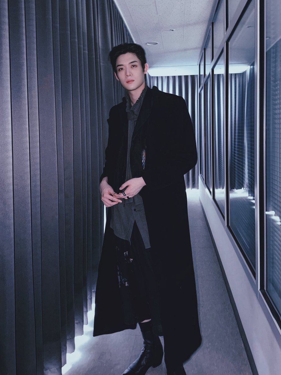 Still_Tonight_'s tweet photo. The silhouettes, the mood, the presence. Kim Yoonsik × Yohji Yamamoto.‧˚꒰🐾୭ ˚. ᵎᵎ

KIMYOONSIK YOHJIYAMAMOTO SS27

#YohjiYamamotoxKIMYOONSIK
#YohjiYamamoto
#YOONSIKPFWSS27 https://t.co/vJG7YXKsMd