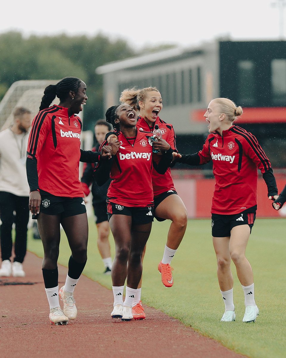 ManUtdWomen's tweet photo. We'd love to know what happened here 😅 https://t.co/4MXhZj1OOh
