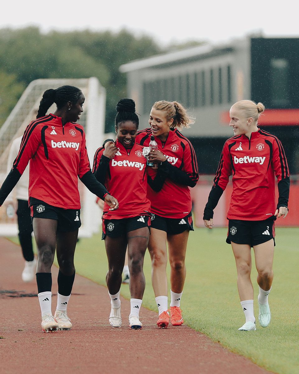ManUtdWomen's tweet photo. We'd love to know what happened here 😅 https://t.co/4MXhZj1OOh