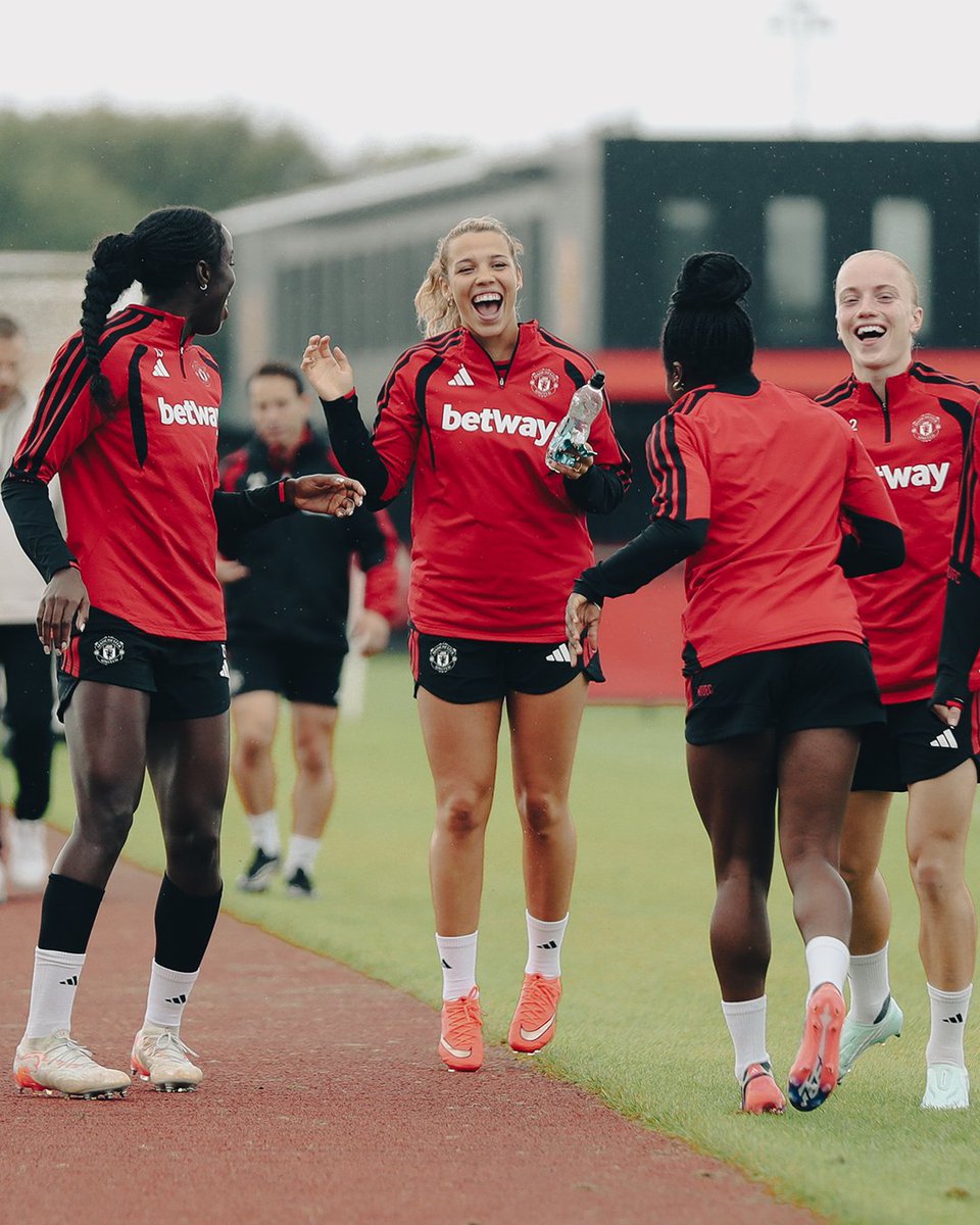 ManUtdWomen's tweet photo. We'd love to know what happened here 😅 https://t.co/4MXhZj1OOh