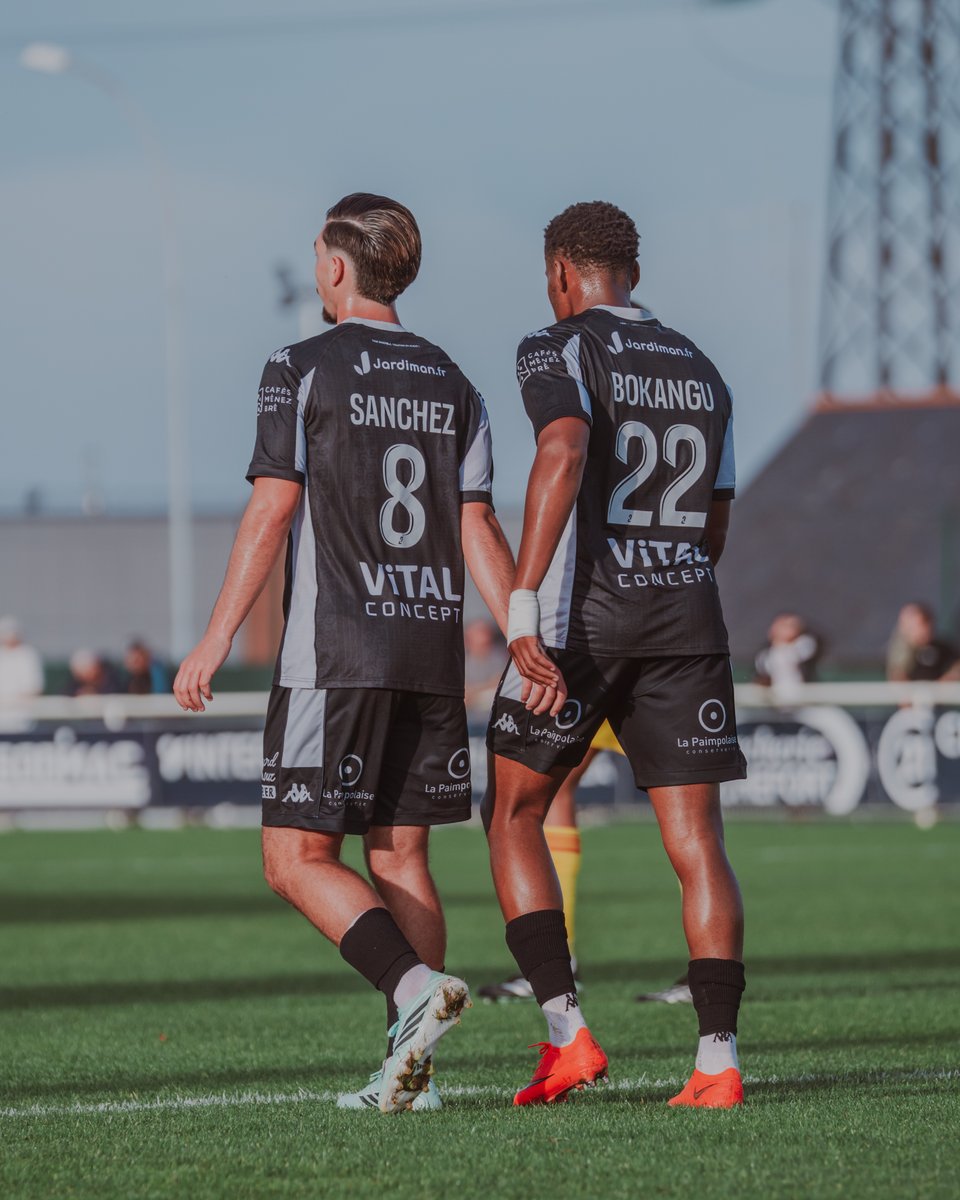 EAGuingamp's tweet photo. 46’ – 🔙 Retour sur le rectangle vert pour les deux équipes. Début du deuxième acte. 

🔁 Stanislas Kiet, Donatien Gomis et Jérémie Matumona remplacent Brandon Bokangu, Albin Démouchy et Erwin Koffi.

[2-0] #EAGLMFC https://t.co/117ZBOo5UY