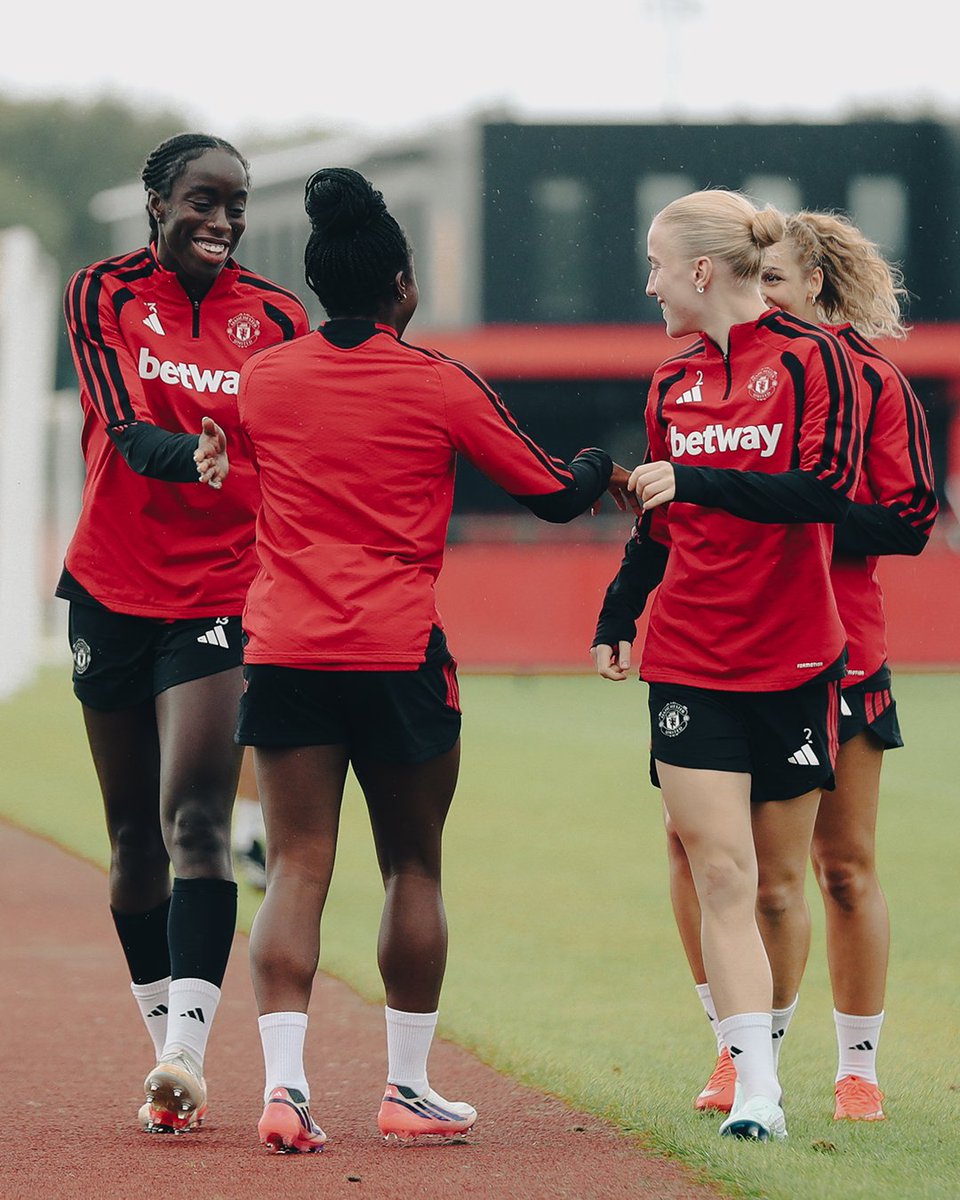 ManUtdWomen's tweet photo. We'd love to know what happened here 😅 https://t.co/4MXhZj1OOh