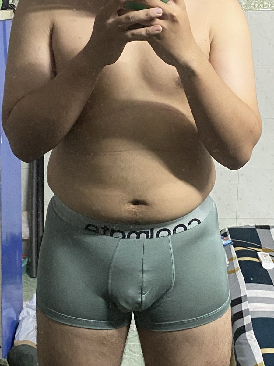 Curiousboy2213's tweet photo. Mặc thử sịp mới lòi mẹ cả đầu ra 🙇🏽‍♂️ https://t.co/paoHRWR3uw