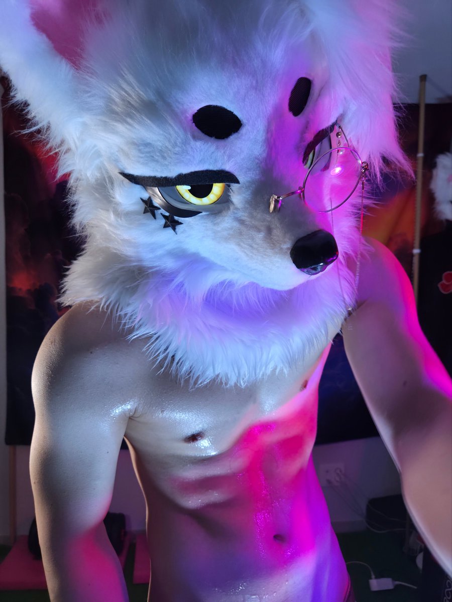 KrunchFursuit's tweet photo. 단 안경 새로삼 https://t.co/S5Z6LY4shl