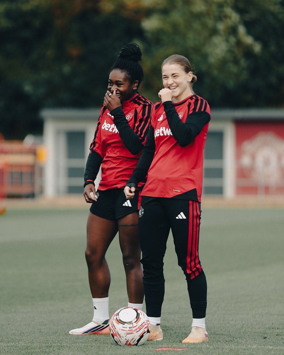 ManUtdWomen's tweet photo. 🤭 https://t.co/J8YYiQADBy
