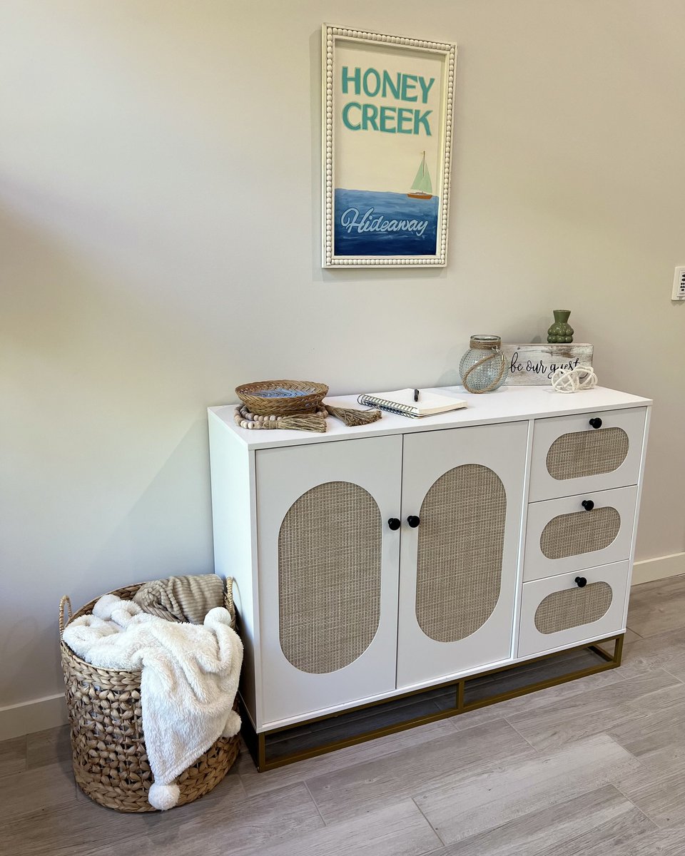 thevic15's tweet photo. Honey Creek Hideaway: a modern Grove, Oklahoma retreat for rest, connection, and lake life. Enjoy bright spaces, a spacious deck, firepit, stocked kitchen, bunk room, and pet-friendly comfort—minutes from Honey Creek Bridge. https://t.co/JugDimTJ06