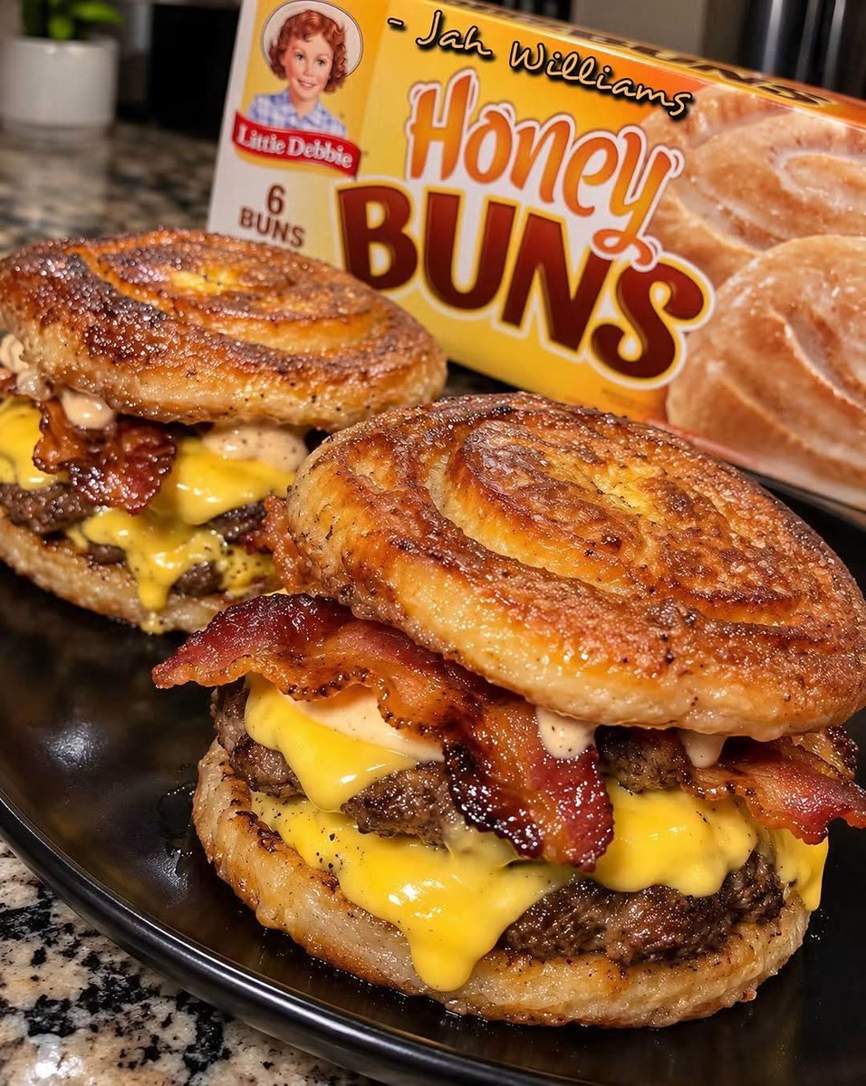 Letii_Sunshine's tweet photo. Would you eat a honeybun bacon cheeseburger? Be honest nie https://t.co/XqUFFcFYAM