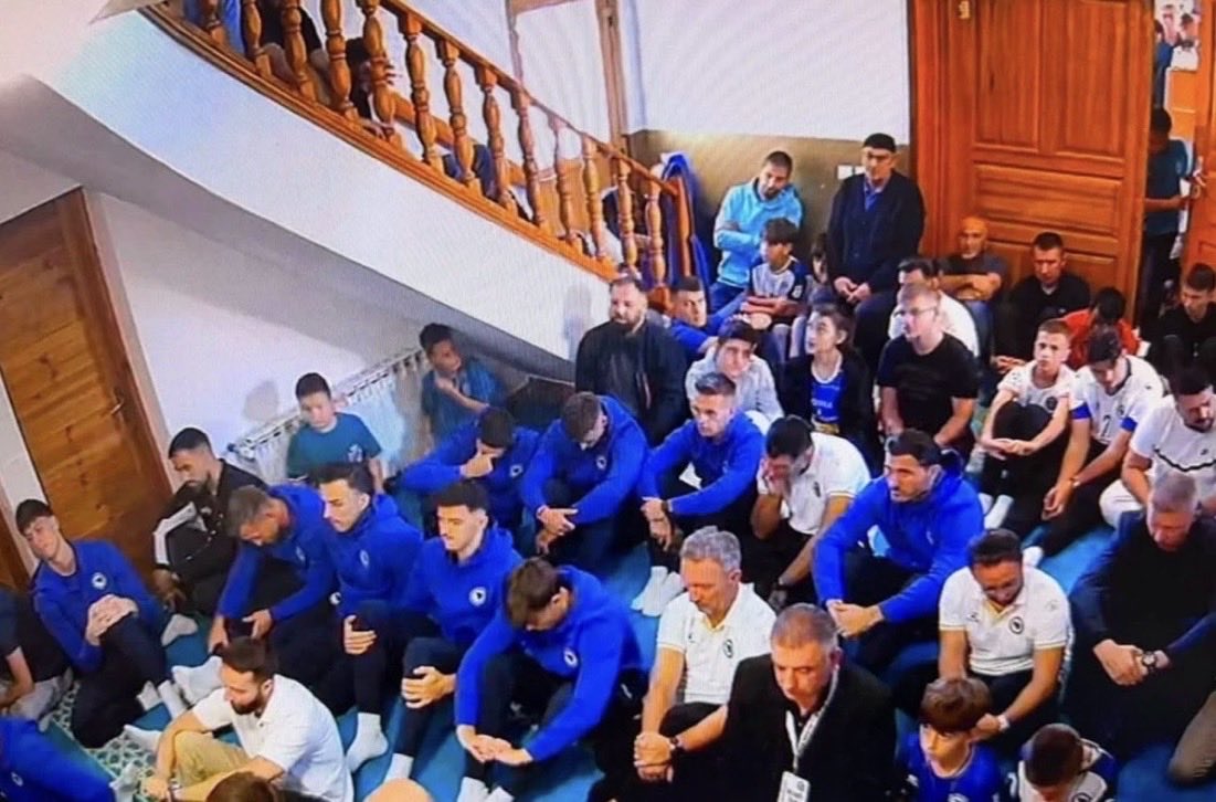 BosniaNTBall's tweet photo. The boys were spotted at Friday prayers before the match tonight.🤲 #BIHSWE 🇧🇦🇸🇪 https://t.co/XW41agTqV2