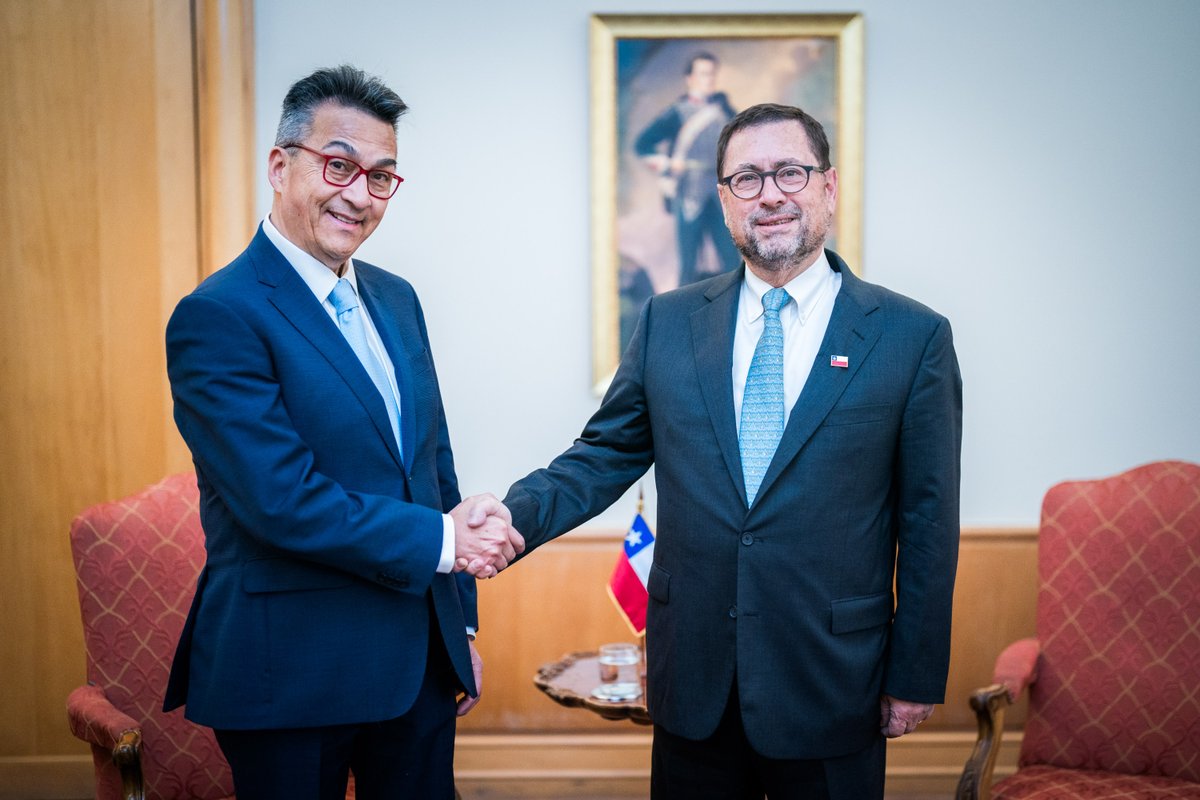 Minrel_Chile's tweet photo. El canciller Francisco Pérez Mackenna se reunió con el cónsul general de Bolivia, Flavio Escobar, para revisar la modernización del acuerdo comercial bilateral y fortalecer la cooperación contra el crimen organizado mediante el Compromiso de Santiago. https://t.co/n2GQXPxAUg