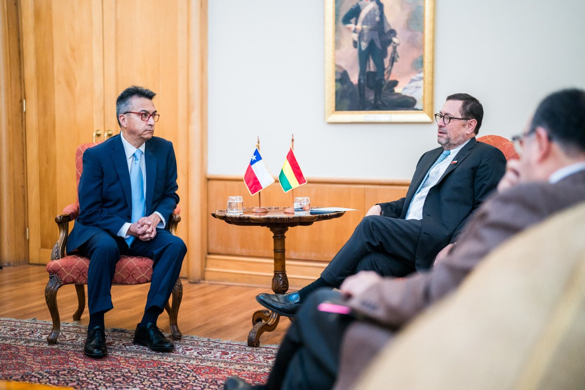 Minrel_Chile's tweet photo. El canciller Francisco Pérez Mackenna se reunió con el cónsul general de Bolivia, Flavio Escobar, para revisar la modernización del acuerdo comercial bilateral y fortalecer la cooperación contra el crimen organizado mediante el Compromiso de Santiago. https://t.co/n2GQXPxAUg