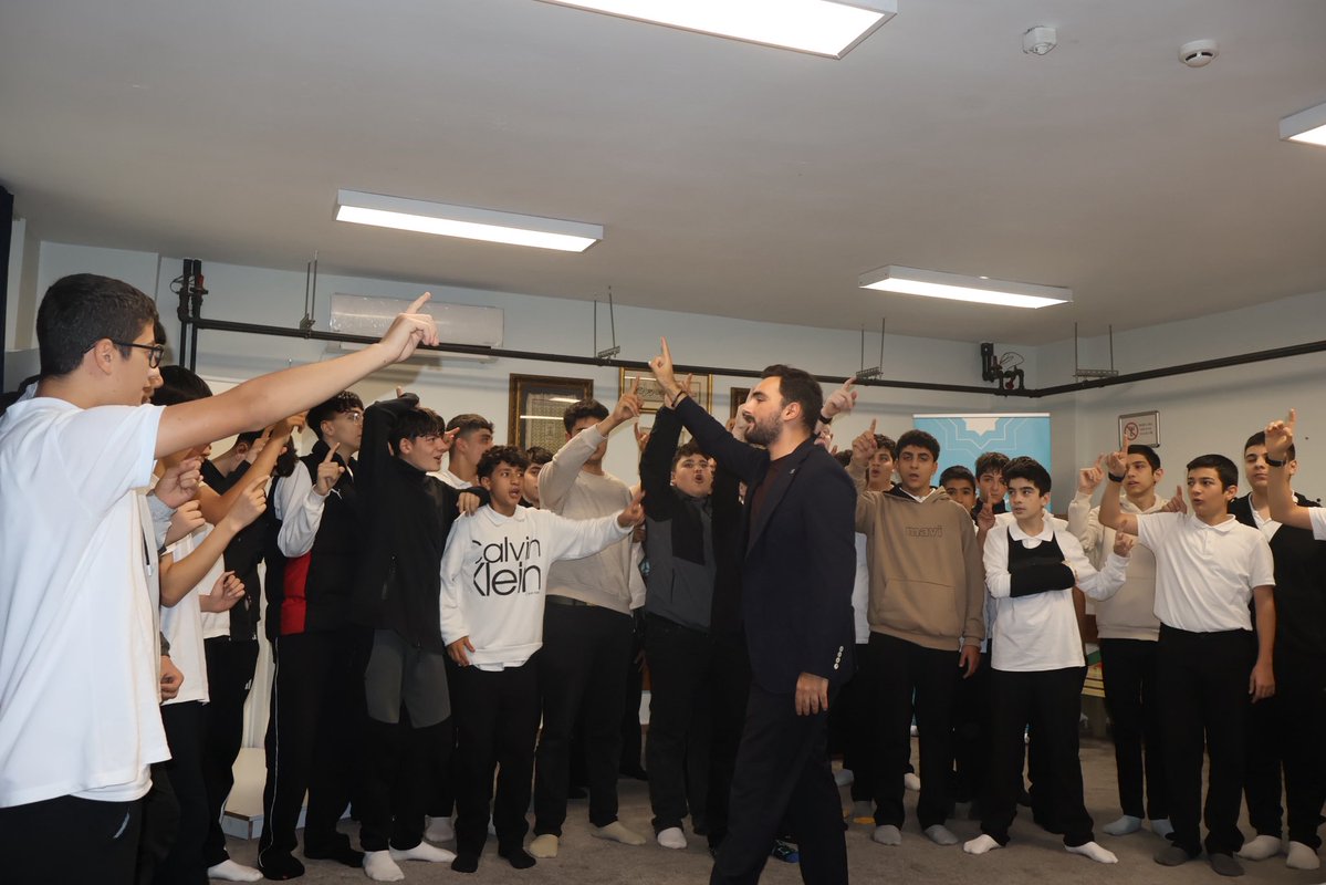 EyupsultanTUGVA's tweet photo. Gençlik varsa heyecan var! 🙌🏻

Genç kardeşlerimizle bir araya geldik. Sohbet ettik, vakfımızın çalışmalarını ve yeni dönem faaliyetlerimizi konuştuk.

📍TÜGVA Eyüpsultan Gençlik Buluşması | Otakçılar Anadolu İmam Hatip Lisesi

#EyüpsultanınGençMuhafızları https://t.co/JsX9NzjqO1