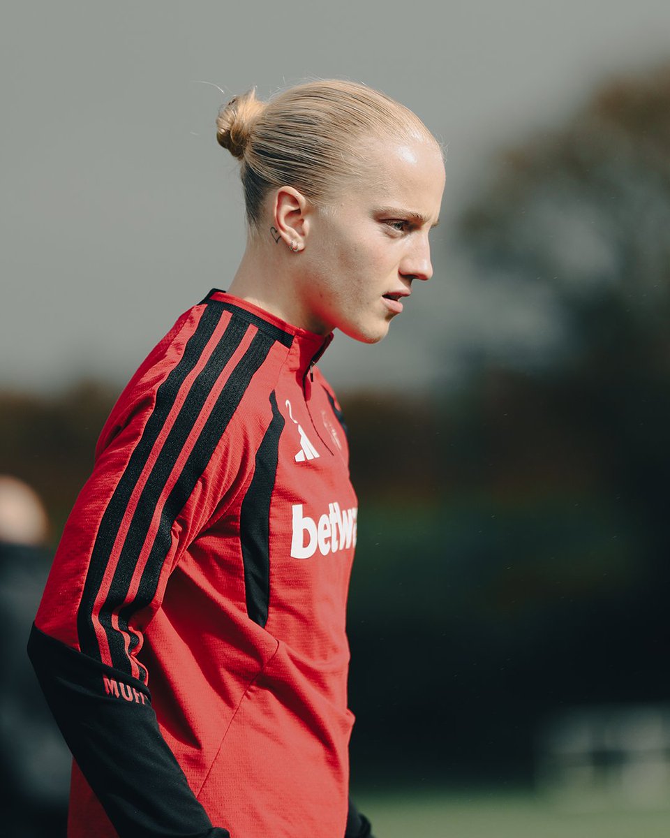 ManUtdWomen's tweet photo. Focused on our next task 🧠💪 https://t.co/JnKZ3kesQX