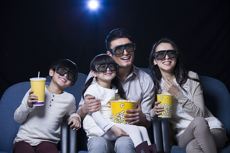 EllianaButgf's tweet photo. Noche de películas casera con los abuelos y los nios: risas, palomitas y recuerdos que se quedan. https://t.co/hI3yOKRbWd