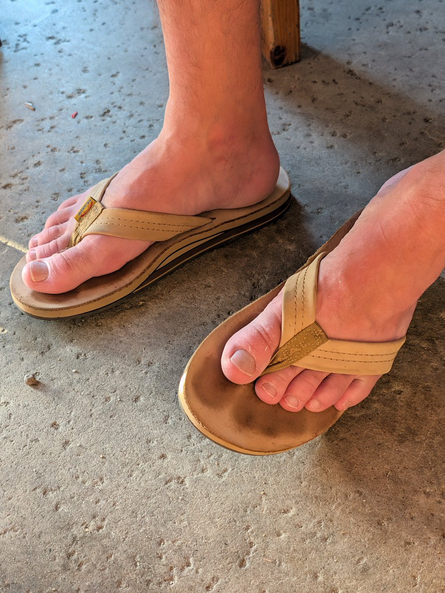 socalbro005's tweet photo. Flops Friday 🩴😍 #malefeet #malefootfetish #malesoles #bigfeet https://t.co/IKSGL6wFXh