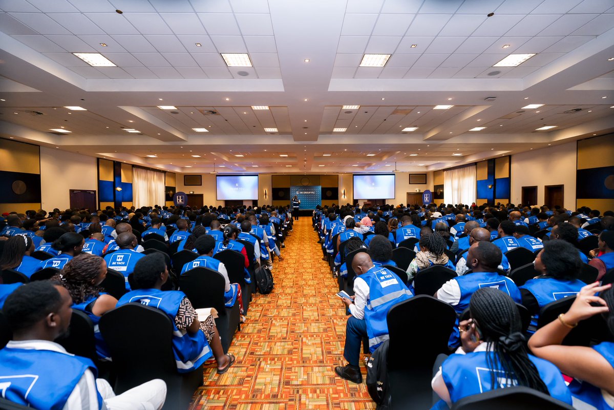 rbarwanda's tweet photo. 📷AMAFOTO 📷

Kuri uyu wa Gatanu, Banki ya Kigali, BK, yahuje abakozi bayo bayifasha kugeza serivisi ku baturage hirya no hino mu Rwanda binyuze muri gahunda ya ‘Agency Banking’, mu nama ngarukamwaka.

Umuyobozi Mukuru wa Banki ya Kigali, Dr. Diane Karusisi, yashimiye aba ‘agents’ ku ruhare bagira mu guhagararira Banki no kugeza serivisi ku bakiliya aho bari hose.

Yashimangiye ko BK izakomeza kubashyigikira binyuze muri serivisi zibagenewe n’ibisubizo biborohereza mu kazi kabo, kugira ngo na bo bakomeze gutera imbere. #RBAAmakuru