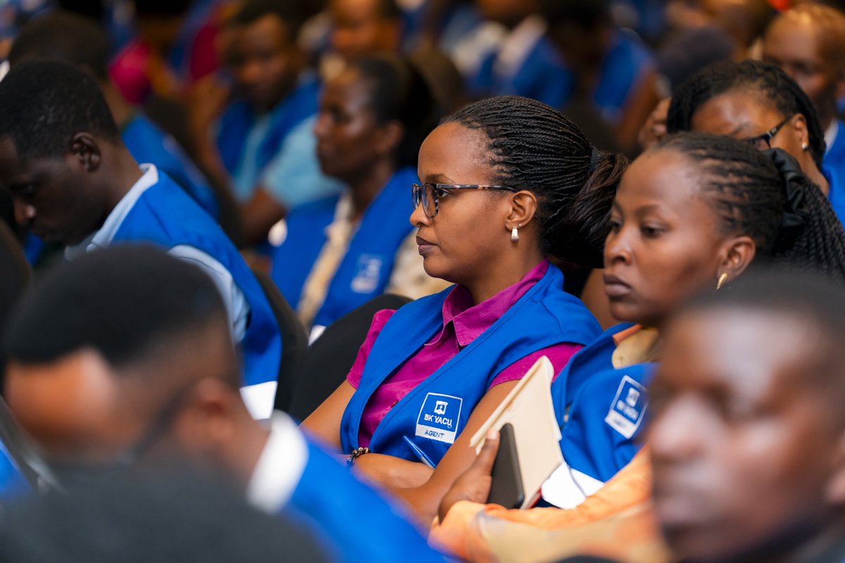 rbarwanda's tweet photo. 📷AMAFOTO 📷

Kuri uyu wa Gatanu, Banki ya Kigali, BK, yahuje abakozi bayo bayifasha kugeza serivisi ku baturage hirya no hino mu Rwanda binyuze muri gahunda ya ‘Agency Banking’, mu nama ngarukamwaka.

Umuyobozi Mukuru wa Banki ya Kigali, Dr. Diane Karusisi, yashimiye aba ‘agents’ ku ruhare bagira mu guhagararira Banki no kugeza serivisi ku bakiliya aho bari hose.

Yashimangiye ko BK izakomeza kubashyigikira binyuze muri serivisi zibagenewe n’ibisubizo biborohereza mu kazi kabo, kugira ngo na bo bakomeze gutera imbere. #RBAAmakuru