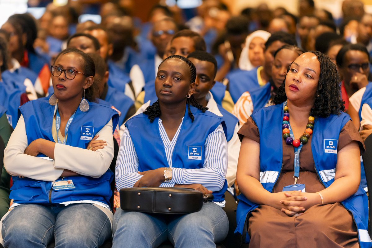 rbarwanda's tweet photo. 📷AMAFOTO 📷

Kuri uyu wa Gatanu, Banki ya Kigali, BK, yahuje abakozi bayo bayifasha kugeza serivisi ku baturage hirya no hino mu Rwanda binyuze muri gahunda ya ‘Agency Banking’, mu nama ngarukamwaka.

Umuyobozi Mukuru wa Banki ya Kigali, Dr. Diane Karusisi, yashimiye aba ‘agents’ ku ruhare bagira mu guhagararira Banki no kugeza serivisi ku bakiliya aho bari hose.

Yashimangiye ko BK izakomeza kubashyigikira binyuze muri serivisi zibagenewe n’ibisubizo biborohereza mu kazi kabo, kugira ngo na bo bakomeze gutera imbere. #RBAAmakuru