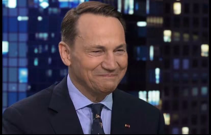 Magdale48297675's tweet photo. Brawo @sikorskiradek .

Brawo, Radosław Sikorski. W końcu ktoś powiedział to bez pudru i bez politycznej waty. Najpierw Monika Olejnik pyta, czy Donald Trump zakończy wojnę z Iranem. Sikorski: „Zakończył już 40 razy”. „A zakończy 41. raz?”. „To już zależy od Iranu”. I właśnie tak wygląda polityka, kiedy ktoś zamiast pompować wielkie słowa, potrafi jednym zdaniem rozbroić całą nadętą narrację.

Podobnie było z orędziem Nawrockiego. Sikorski nie owijał w bawełnę: „Jestem oszołomiony ilością ekonomicznych nonsensów i bezczelnością orędzia”. Trudno o bardziej celne podsumowanie. Nawrocki podpisał ustawę o podatku od nadzwyczajnych zysków koncernów paliwowych, a chwilę później wystąpił przed kamerami i zażądał obniżki cen paliwa „już od jutra”, jednocześnie próbując całą odpowiedzialność za ceny zrzucić na rząd. Mało tego. Podpisuje ustawę, a potem chce ją kierować do Trybunału w trybie następczym. Podpisane, ale jednak podważane. Jedną ręką podpis, drugą ręką polityczny atak. Trudno o bardziej czytelną grę na dwa fronty. Najlepsze jest to, że w tym całym ekonomicznym wywodzie zabrakło odpowiedzi na najbardziej podstawowe pytanie: dlaczego paliwo drożeje? Wojna na Bliskim Wschodzie, droższa ropa, wyższe koszty importu. To nie jest decyzja Tuska ani rachunek wystawiony przez ministra finansów. Rynek nie działa tak, że wystarczy wygłosić orędzie i od jutra diesel magicznie tanieje. A jeśli ktoś jednocześnie mówi, że deficyt jest za wysoki, a następnie odrzuca rozwiązanie, które ma finansować obniżki bez dokładania kolejnej dziury do budżetu, to trudno nazwać to spójną polityką gospodarczą.

Pieniądze z daniny mają trafić na program „Ceny Paliwa Niżej”. Rząd zapowiada możliwie szybkie obniżenie cen. Tymczasem Nawrocki próbuje jednocześnie podpisać, zakwestionować, zaatakować rząd i jeszcze ustawić się w roli wybawcy kierowców. Wszystko naraz, byle tylko odpowiedzialność zawsze znajdowała się po drugiej stronie. Polacy nie potrzebują kolejnego orędzia pełnego wielkich słów. Chcą tańszego paliwa i konkretów. A jeśli ktoś mówi o ekonomii z miną eksperta, powinien najpierw sam pilnować, żeby jego własne argumenty trzymały się kupy. Sikorski przynajmniej nie udawał. Nazwał nonsensy nonsensami, a bezczelność bezczelnością. I czasem dokładnie tyle wystarczy. 
Piotrek K.