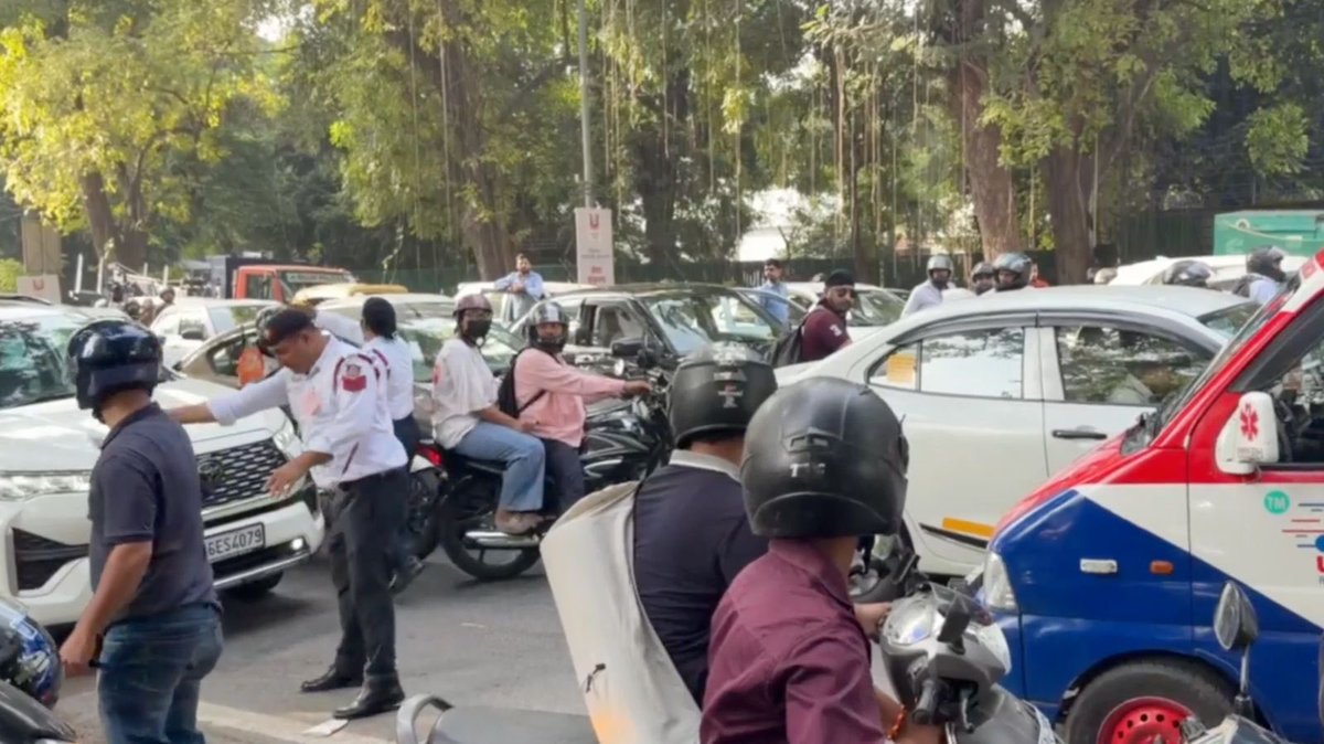 AshwiniSahaya's tweet photo. Kram, aur kuch nahi.

Subah: AISA aur SFI Jantar Mantar par ikattha.

Programme: demonstration, Gandhi Jayanti, shehar ke beech.

Phir yeh. Daayi taraf ambulance. Cars band. Bikes daraaron mein. Safed vardi wala metal ko haath dikha raha hai.

Inhone traffic nahi banaya. Inhone ghanta chuna, jagah chuni, sadak chuni. Siren ka kaam inke naare se pehle tha. Siren ab bhi intezaar kar rahi hai. Demonstration nahi kar raha.   #BeAMachchharNotACockroach