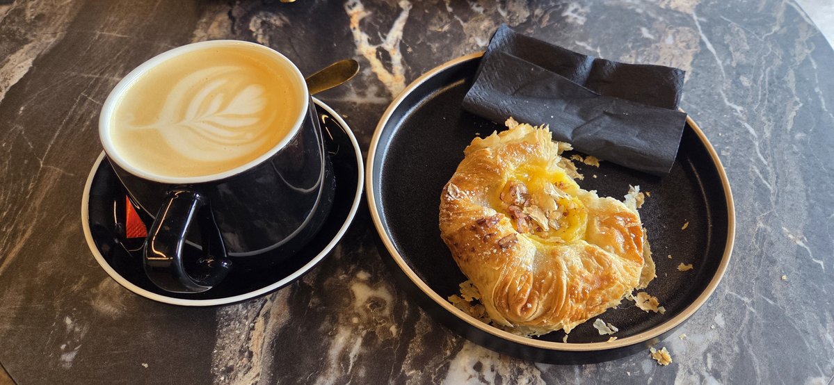 fitzyok's tweet photo. Lá dorcha fliuch gruama inniu(dark,wet gloomy day). Báisteach trom tráthnóna(heavy rain in the evening).An plean ceart ag leaid na naomhóga(clever planning from the canoe lad). Buiochas le @SOMACOFFEECOLTD as an gcupán☕️ agus taosrán(pastry).
#365daysofGaeilge
#365daysofwalking https://t.co/9JWWt2XD8u