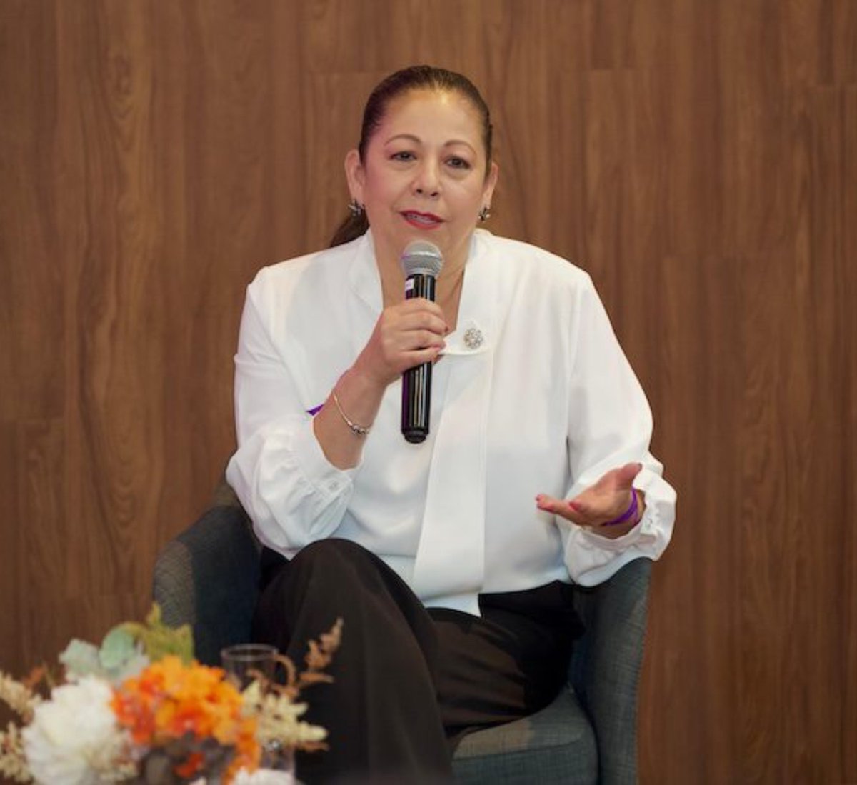 GalileoMx_'s tweet photo. Laura Artemisa en contra del proyecto inmobiliario de Carlos Slim.

Apenas unas horas después de que el empresario Carlos Slim anunciara una inyección de 4 mil millones de pesos para transformar el polígono de San Francisco en la capital poblana, la Secretaria de Bienestar del Estado, Laura Artemisa García Chávez ( @artemisa_laura ) se manifestó en contra de la gentrificación del centro histórico de Puebla.

Sin mencionar directamente al magnate, el mensaje de la funcionaria estatal se vuelve  un rechazo frontal  y una defensa  de los pequeños comerciantes frente a la expansión de los grandes corporativos.

Artemisa utiliza hábilmente la crisis generada por las recientes inundaciones en el Centro Histórico como catalizador. Sugiere que, antes de aplaudir inversiones multimillonarias, las autoridades tienen una deuda con los locatarios de los barrios fundacionales que arriesgan su propio capital y a quienes se debe "escuchar y atender" primero.